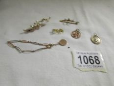 A quantity of gold jewellery, brooches, bracelet, pendant etc, (8.