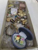 A mixed lot of costume jewellery