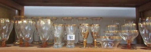 A shelf of glassware including 6 glasses with horse and hound decoration