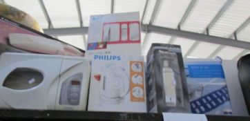 A mixed lot of kitchen electric items, boxed.