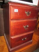 A mahogany 3 drawer bedside chest.