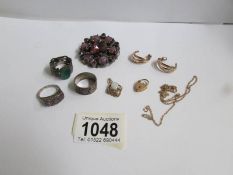 A mixed lot of jewellery including gold and silver.