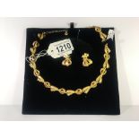 A Trifari necklace and matching earclips in gilt fashioned as ribbons,