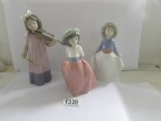 3 NAO figurines.