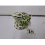 A Royal Crown Derby paperweight, Frog.