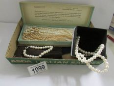 4 pearl necklaces,.