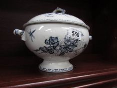 A blue and white tureen.