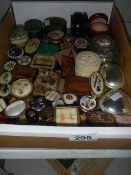 A mixed lot of trinket boxes, pill boxes in enamel, wood, lacquer, bone etc.