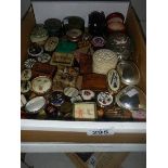 A mixed lot of trinket boxes, pill boxes in enamel, wood, lacquer, bone etc.