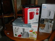 A mixed lot of kitchen items,.