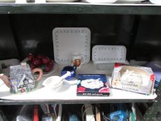 A mixed lot of kitchen ware,