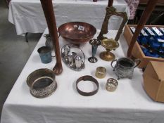 A mixed lot of metal ware.