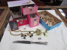 A mixed lot of jewellery including pearls.