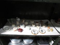 A mixed lot of trinket boxes etc.