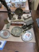 A mixed lot of 19th and 20th century brassware including tradesmen samples.