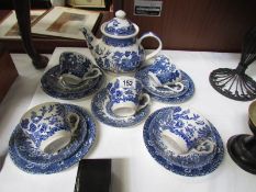 A mixed lot of blue and white tea ware including Willow Pattern.