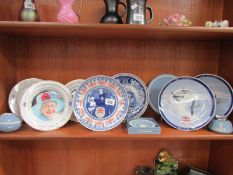 A mixed lot of commemorative plates etc.