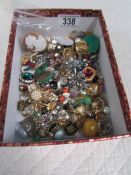 A mixed lot of costume jewellery.