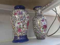 2 Chinese vases.