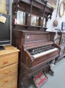 An old American organ.