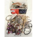 A mixed lot of jewellery.