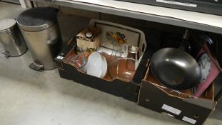 A mixed lot of kitchen ware.