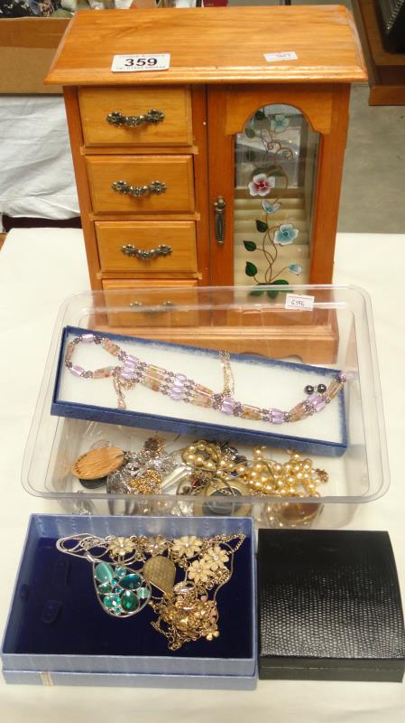 A mixed lot of costume jewellery including necklaces, brooches,