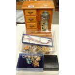 A mixed lot of costume jewellery including necklaces, brooches,