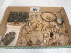 A mixed lot of silver, gold and costume jewellery including earrings, bangles, pendants, rings etc.