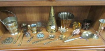 A mixed lot of brass ware including planter, utensils, horse brasses etc.