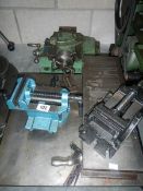 A mixed lot including 2 engineer's drilling tables, 3 machine vices and an XY plane milling vice.