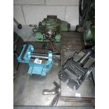 A mixed lot including 2 engineer's drilling tables, 3 machine vices and an XY plane milling vice.