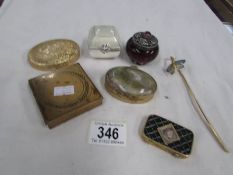 A mixed lot of pill boxes and compacts.