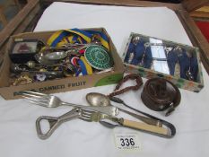A mixed lot including cutlery.