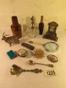A mixed lot including brooches, spoons etc (13 items in total).