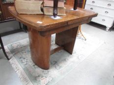 A 1930/40's draw leaf table.