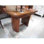 A 1930/40's draw leaf table.