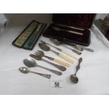 A mixed lot of cutlery.