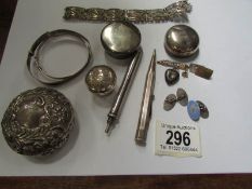 A mixed lot of silver jewellery etc.