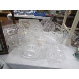 A mixed lot of glass ware.