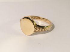 A 9ct gold signet ring with chased shoulders, hall marked Birmingham 1955, size Y.