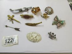 A mixed lot of vintage brooches.