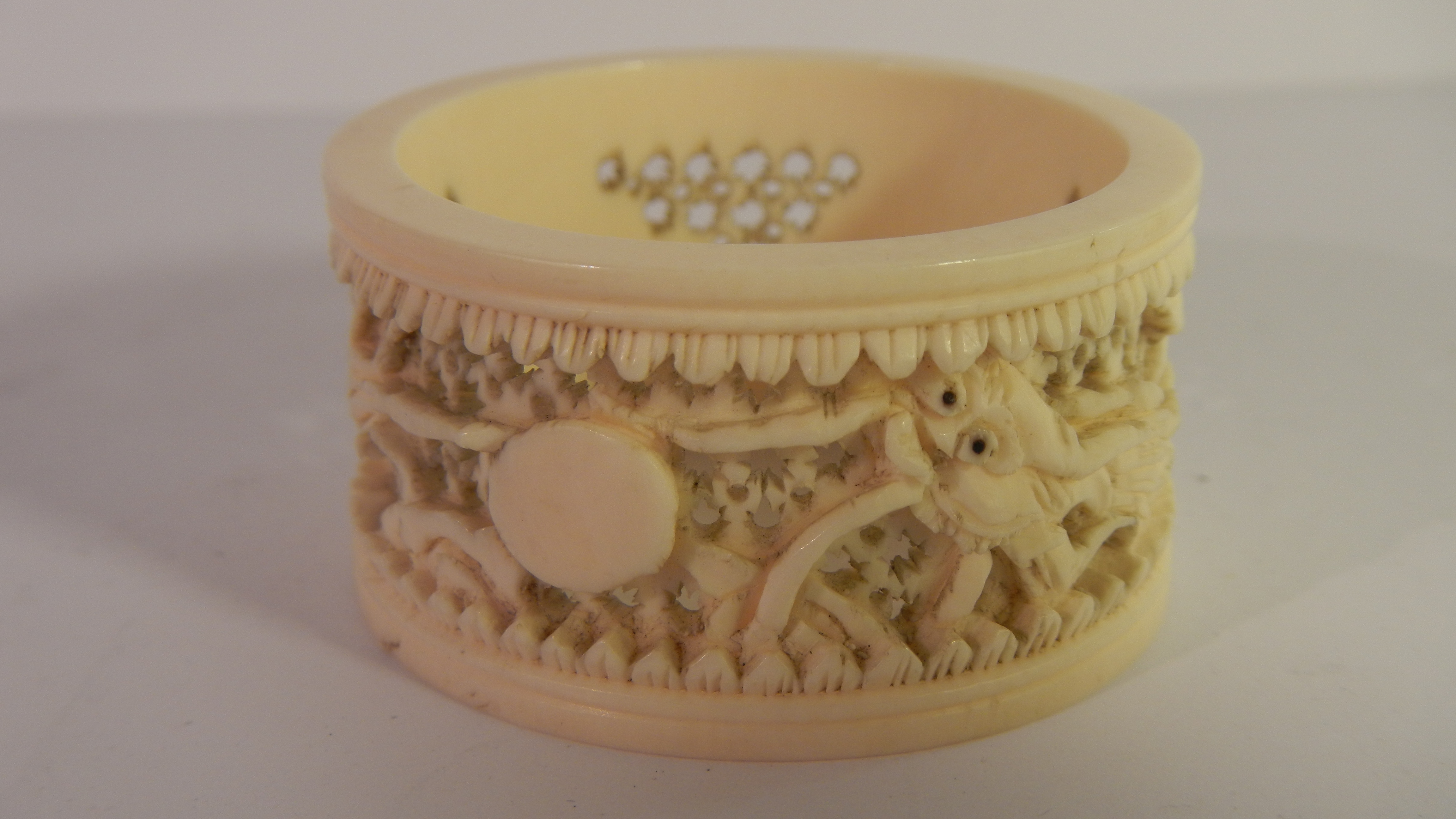 5 19th century carved ivory napkin rings. - Image 3 of 6