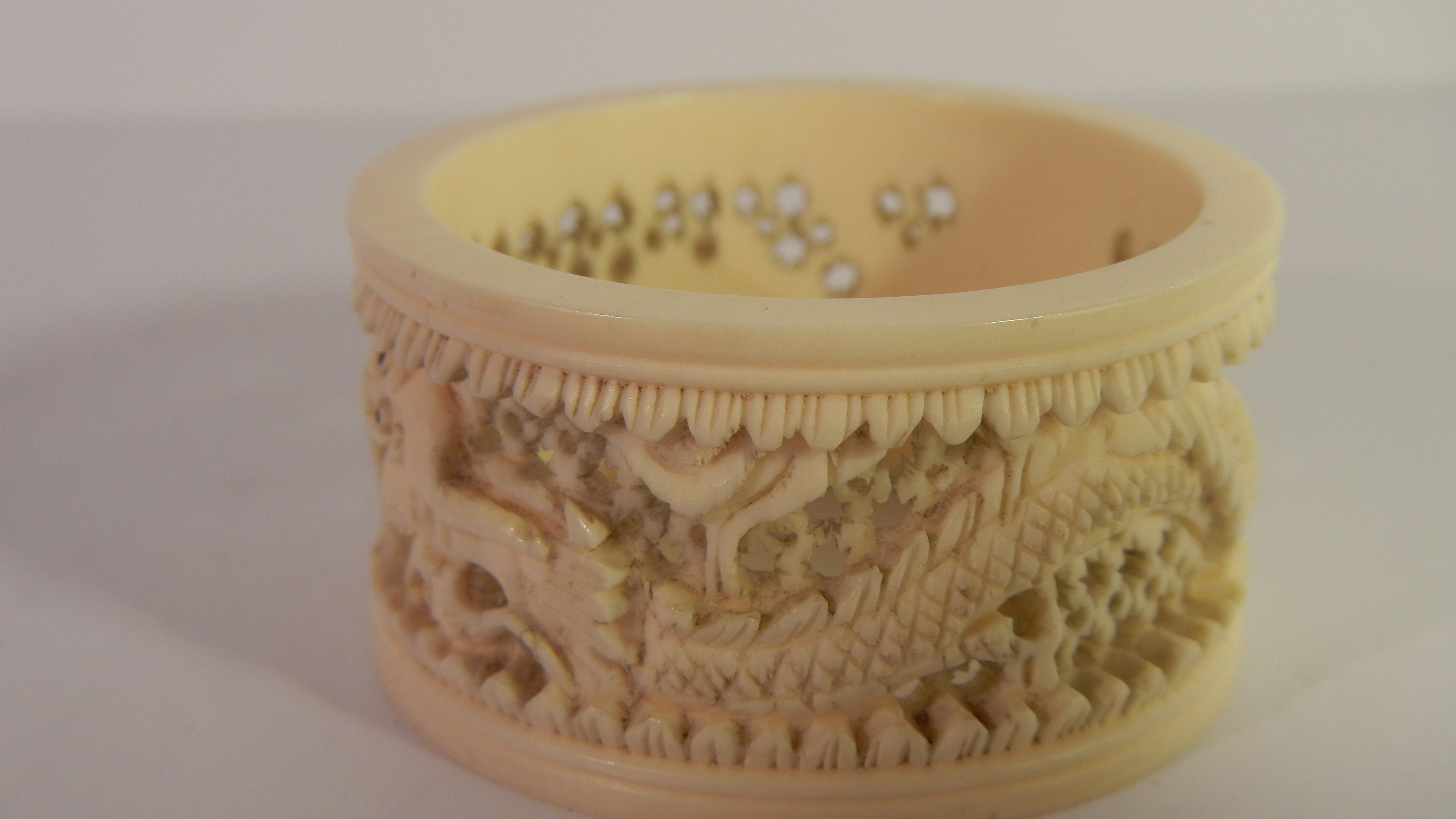 5 19th century carved ivory napkin rings. - Image 5 of 6