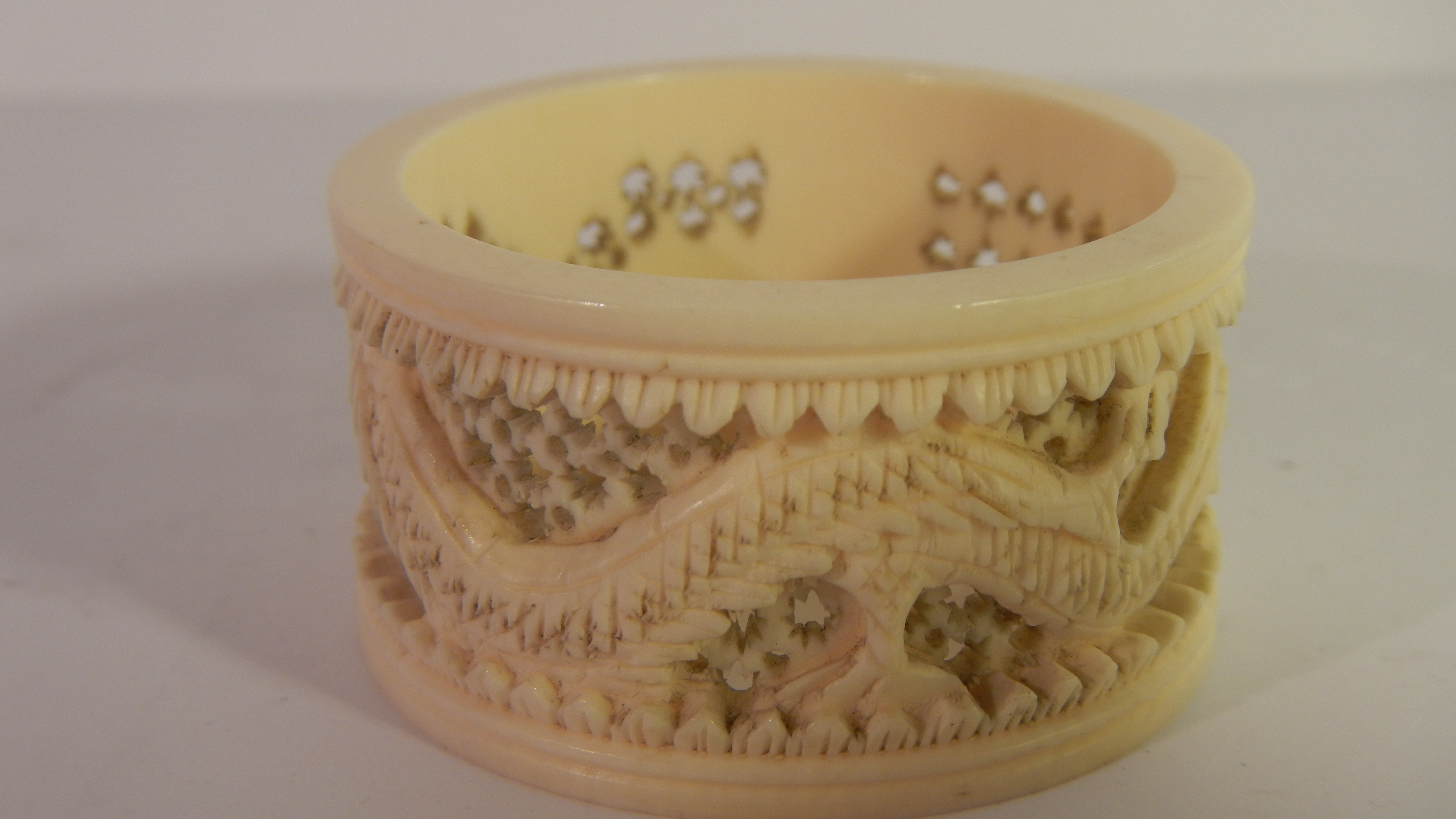5 19th century carved ivory napkin rings. - Image 2 of 6