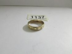 A 9ct gold engraved gentleman's wedding band, marked 375, 4 grams, size 1.