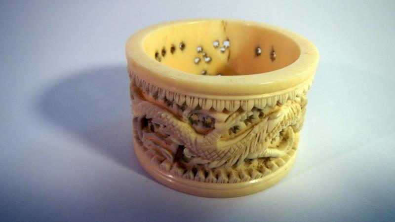 5 19th century carved ivory napkin rings. - Image 4 of 6