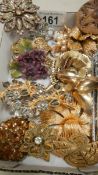 A mixed lot of vintage brooches.