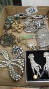 A mixed lot of vintage brooches,