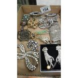 A mixed lot of vintage brooches,